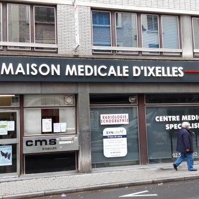 Enseigne et croix de pharmacie - Maison médicale d'Ixelles